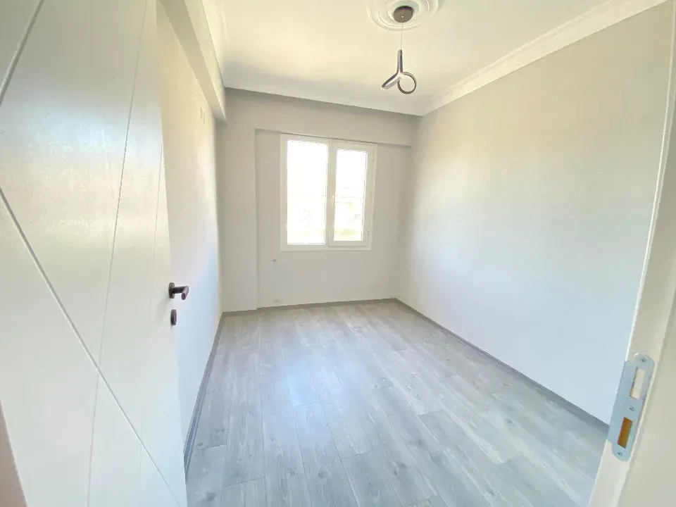 Ürkmez De Çarşı Merkezinde Denize 300M2 Satılık 2+1 Daire