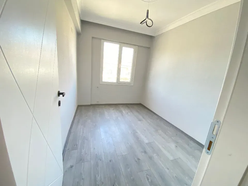 Ürkmez De Çarşı Merkezinde Denize 300M2 Satılık 2+1 Daire