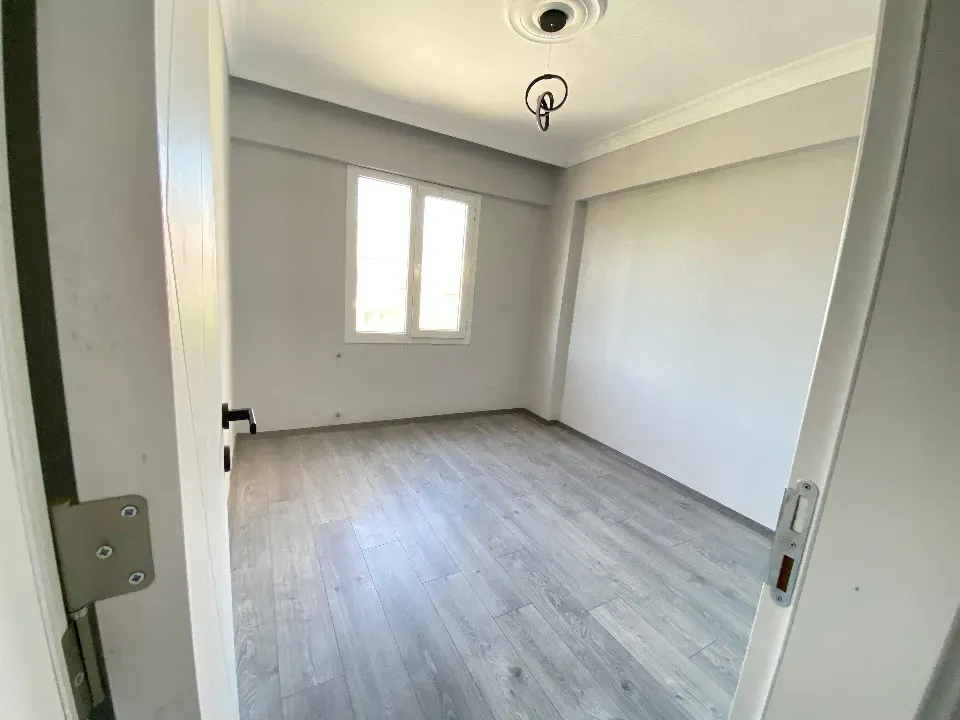 Ürkmez De Çarşı Merkezinde Denize 300M2 Satılık 2+1 Daire