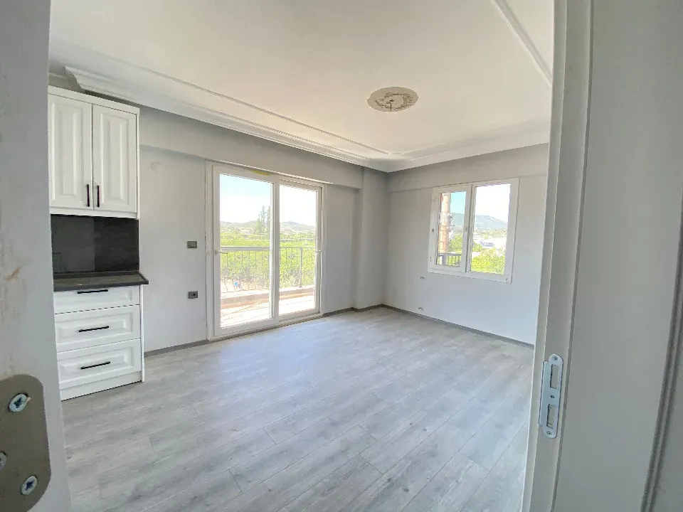 Ürkmez De Çarşı Merkezinde Denize 300M2 Satılık 2+1 Daire