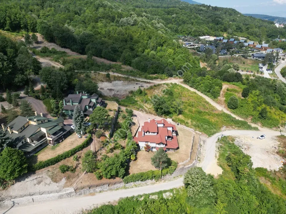 Sapanca’nın Sessiz Lüksüne Açılan Göl Manzaralı Büyük Arsa