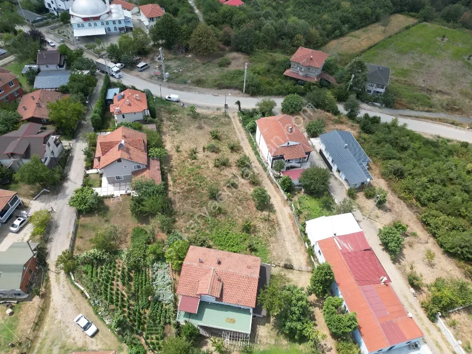 Sapanca Hacımercan Mahallesinde 1635 m² Arazi  (İmar Sınırında)