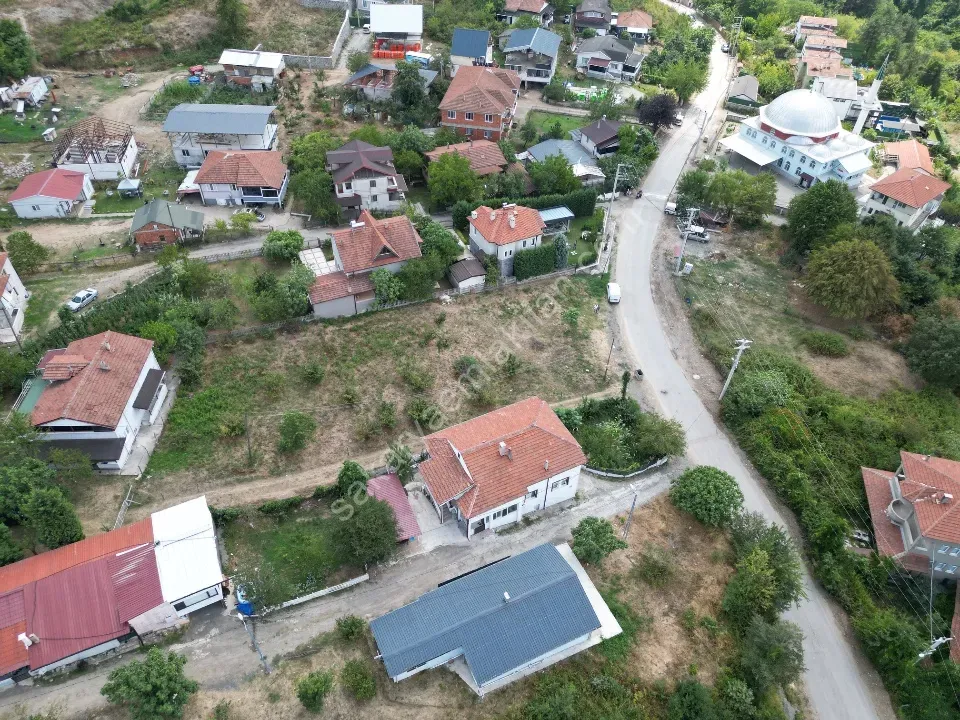 Sapanca Hacımercan Mahallesinde 1635 m² Arazi  (İmar Sınırında)