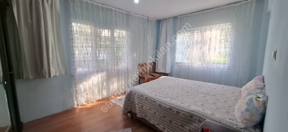 AKYAZI EMLAKTAN KÖY MERKEZİNDE 570 M2 GENİŞ ARSA ÜZERİNDE MÜSTAKİL EV