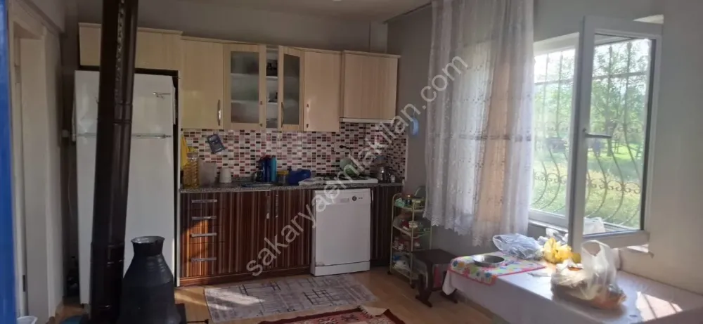 AKYAZI EMLAKTAN KÖY MERKEZİNDE 570 M2 GENİŞ ARSA ÜZERİNDE MÜSTAKİL EV