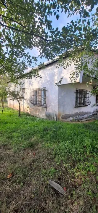 AKYAZI EMLAKTAN KÖY MERKEZİNDE 570 M2 GENİŞ ARSA ÜZERİNDE MÜSTAKİL EV