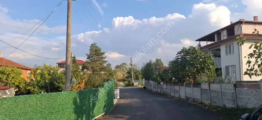 AKYAZI EMLAKTAN KÖY MERKEZİNDE 570 M2 GENİŞ ARSA ÜZERİNDE MÜSTAKİL EV