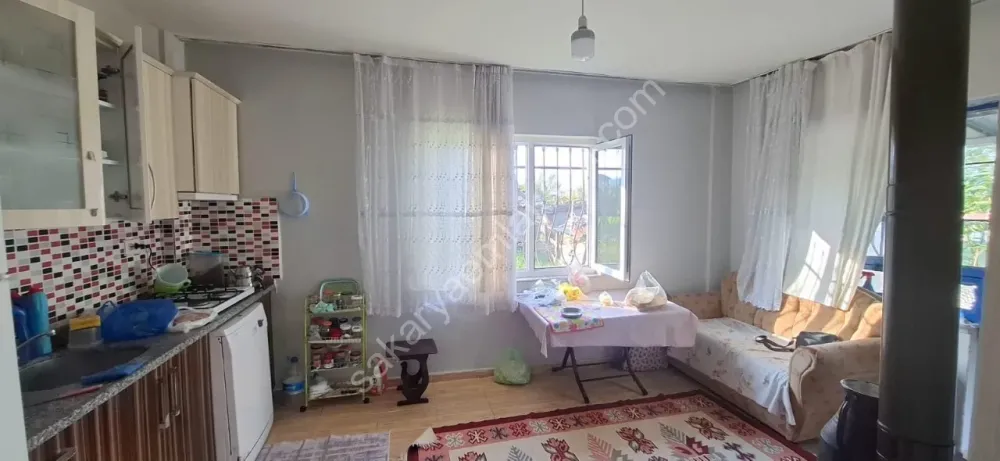 AKYAZI EMLAKTAN KÖY MERKEZİNDE 570 M2 GENİŞ ARSA ÜZERİNDE MÜSTAKİL EV