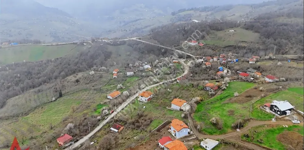 GEYVE AKINCI KÖYÜNDE MANZARALI 486 M² YOLA CEPHELİ HAZIR PROJELİ İMARLI FIRSAT ARSA