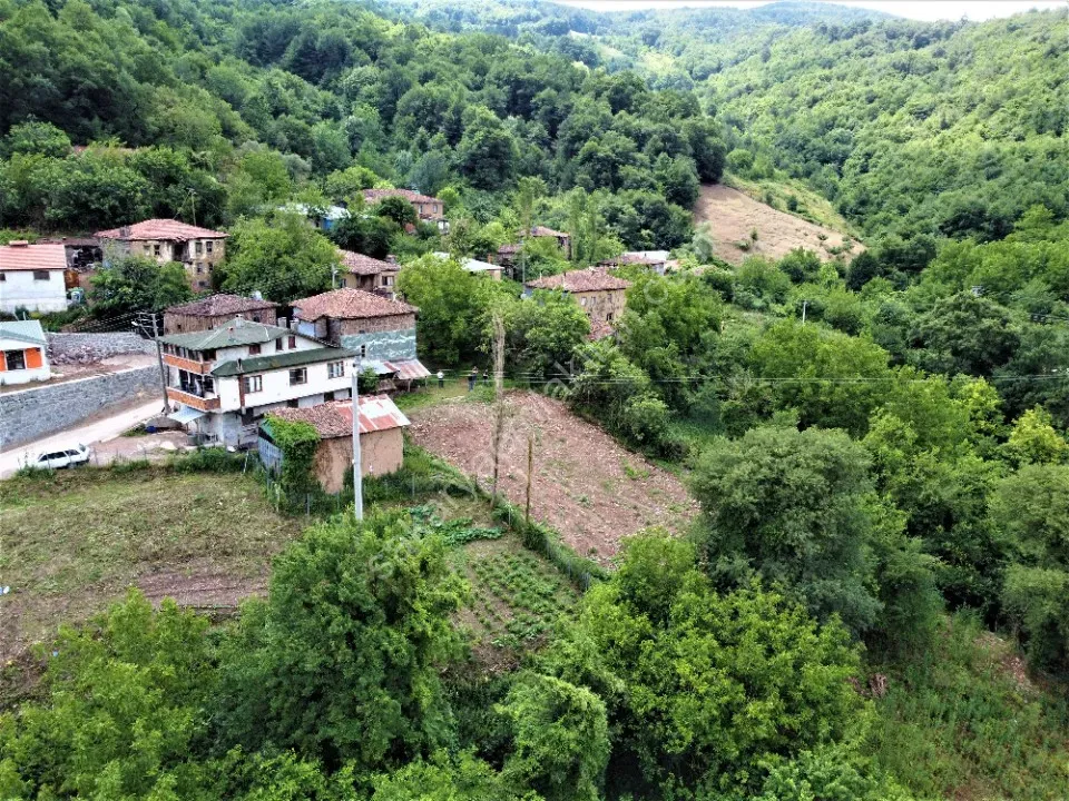 GEYVE AKINCI KÖYÜNDE 451 m² % 40 - 2 KAT KONUT İMARLI MANZARALI FIRSAT ARSA