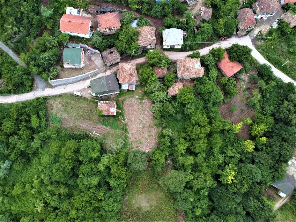 GEYVE AKINCI KÖYÜNDE 451 m² % 40 - 2 KAT KONUT İMARLI MANZARALI FIRSAT ARSA