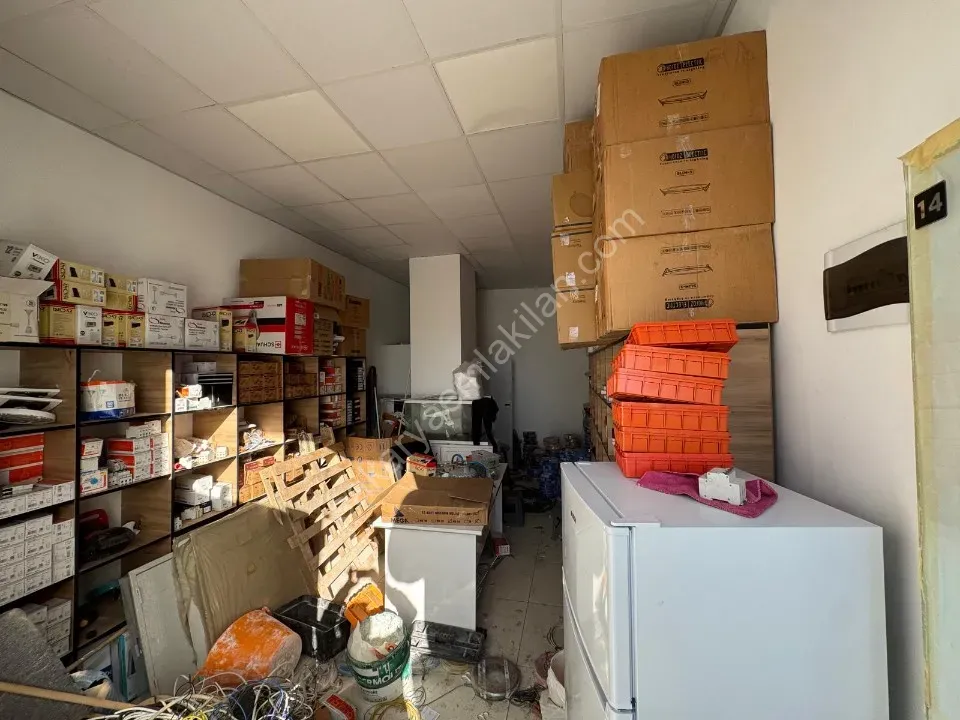 AKYZI MERKEZ'DE KİRALIK DÜKKAN - OFİS  25 m2