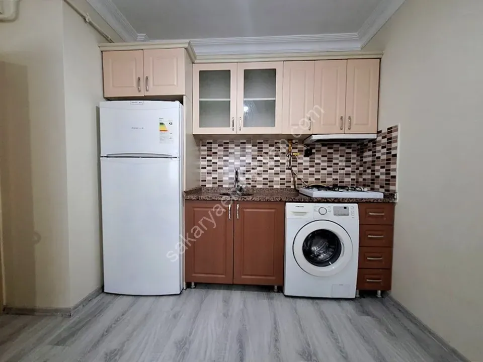 SERDİVAN MERKEZDE KİRALIK EŞYALI 1+1 APART DAİRE