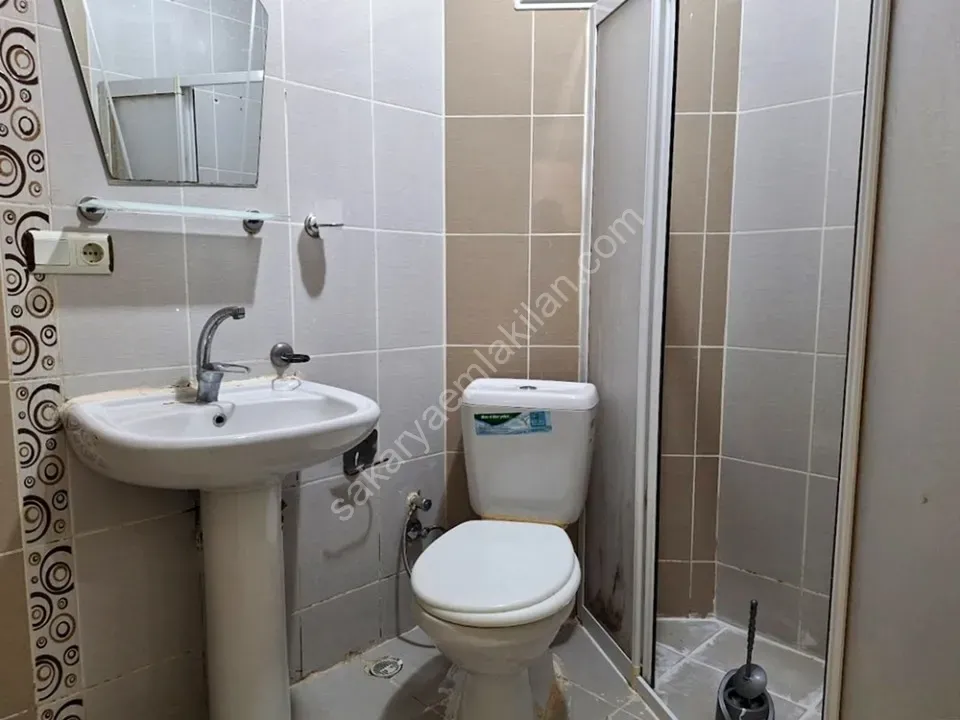 SERDİVAN MERKEZDE KİRALIK EŞYALI 1+1 APART DAİRE