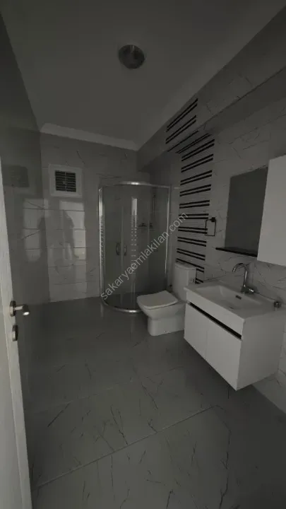 AKYAZI MERKEZ'DE KİRALIK ARA KAT 2+0 DAİRE ÖMERCİKLER MAHALLESİ