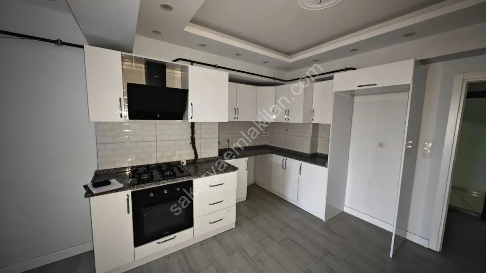 AKYAZI MERKEZ'DE KİRALIK ARA KAT 2+0 DAİRE ÖMERCİKLER MAHALLESİ