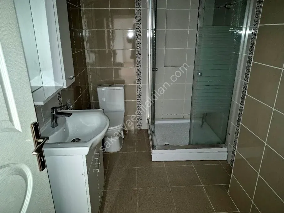 ADAPAZARI CAMİLİ MAHALLESİNDE KİRALIK 3+1 DAİRE