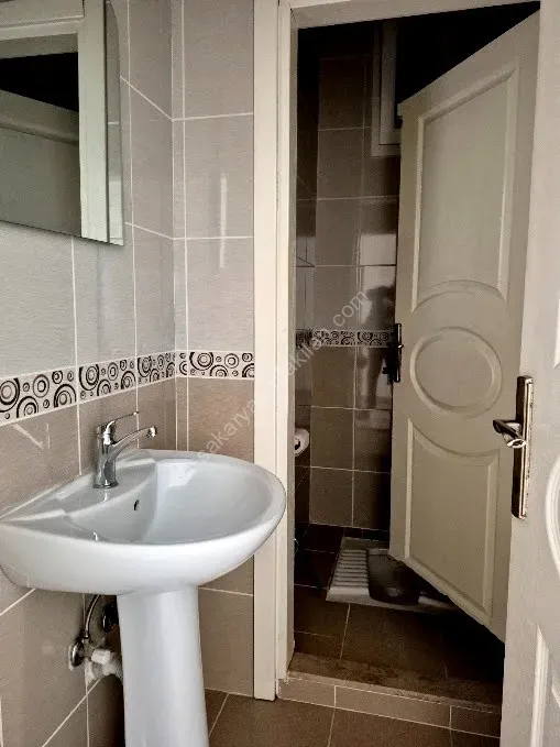 ADAPAZARI CAMİLİ MAHALLESİNDE KİRALIK 3+1 DAİRE