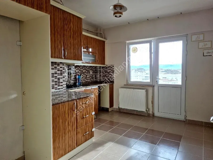 ADAPAZARI CAMİLİ MAHALLESİNDE KİRALIK 3+1 DAİRE