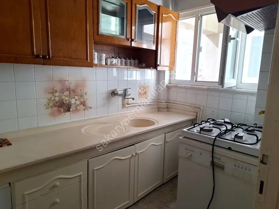 ADAPAZARI YENİDOĞAN MAHALLESİNDE KİRALIK EŞYALI 3+1 DAİRE