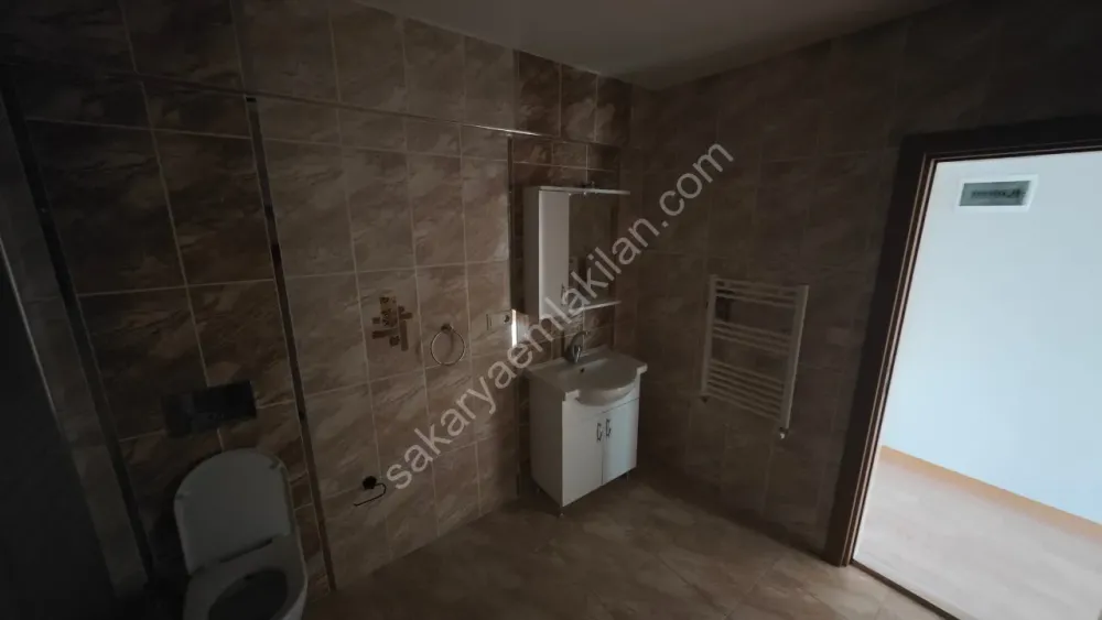 YENİ CAMİ AKYAZI MERKEZ'DE KİRALIK ARA KAT 2 + 1 NET 84 m2
