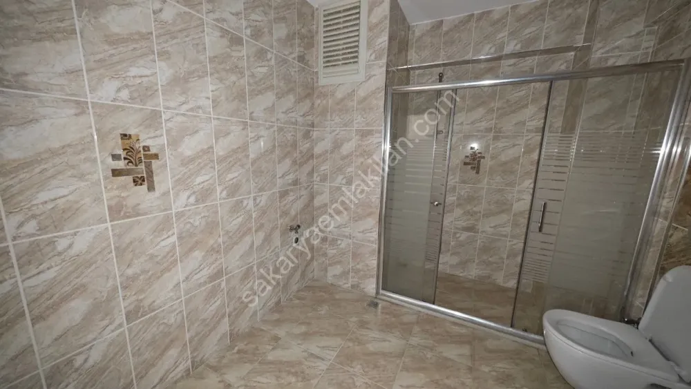 YENİ CAMİ AKYAZI MERKEZ'DE KİRALIK ARA KAT 2 + 1 NET 84 m2