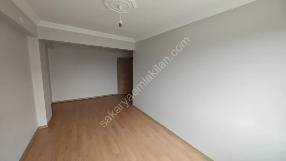 YENİ CAMİ AKYAZI MERKEZ'DE KİRALIK ARA KAT 2 + 1 NET 84 m2