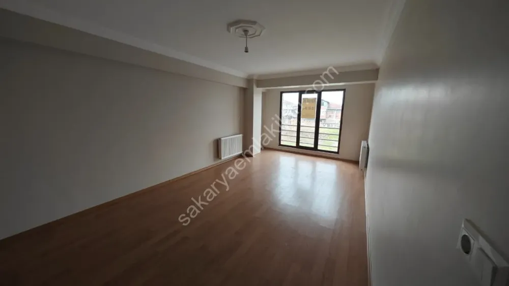 YENİ CAMİ AKYAZI MERKEZ'DE KİRALIK ARA KAT 2 + 1 NET 84 m2