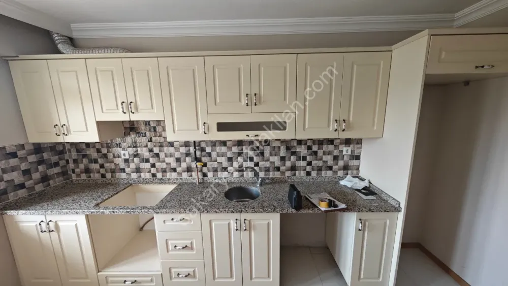 YENİ CAMİ AKYAZI MERKEZ'DE KİRALIK ARA KAT 2 + 1 NET 84 m2