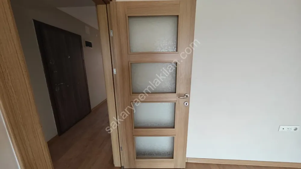 YENİ CAMİ AKYAZI MERKEZ'DE KİRALIK ARA KAT 2 + 1 NET 84 m2