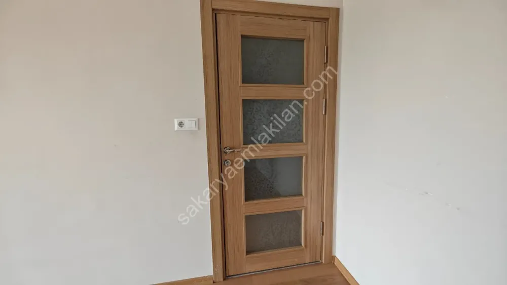 YENİ CAMİ AKYAZI MERKEZ'DE KİRALIK ARA KAT 2 + 1 NET 84 m2