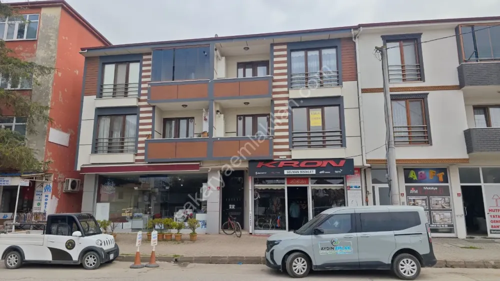 YENİ CAMİ AKYAZI MERKEZ'DE KİRALIK ARA KAT 2 + 1 NET 84 m2