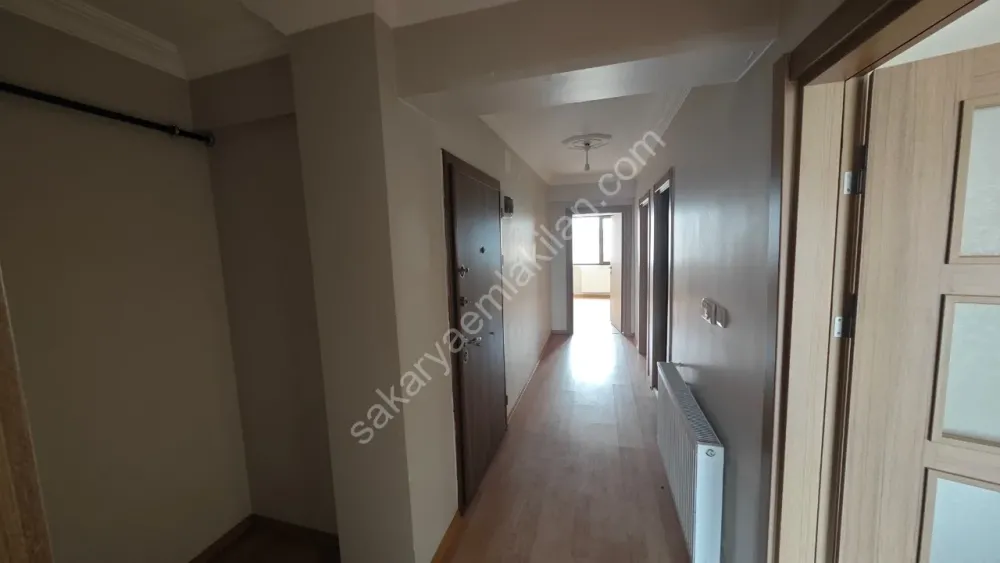 YENİ CAMİ AKYAZI MERKEZ'DE KİRALIK ARA KAT 2 + 1 NET 84 m2