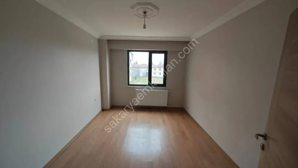 YENİ CAMİ AKYAZI MERKEZ'DE KİRALIK ARA KAT 2 + 1 NET 84 m2