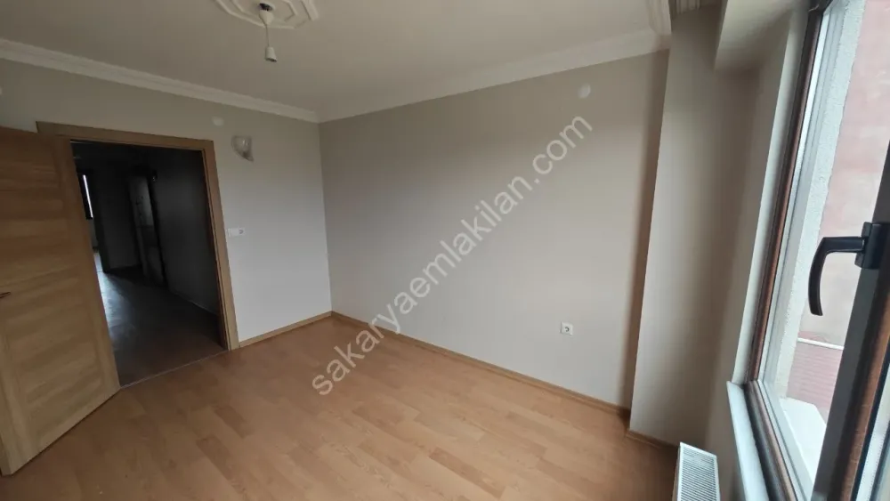 YENİ CAMİ AKYAZI MERKEZ'DE KİRALIK ARA KAT 2 + 1 NET 84 m2