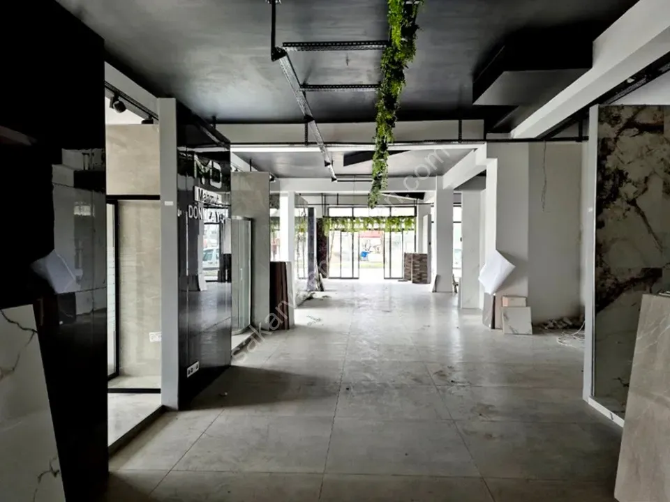ADAPAZARI MERKEZDE KİRALIK 640 m² GENİŞ KULLANIMLI KÖŞE DÜKKAN