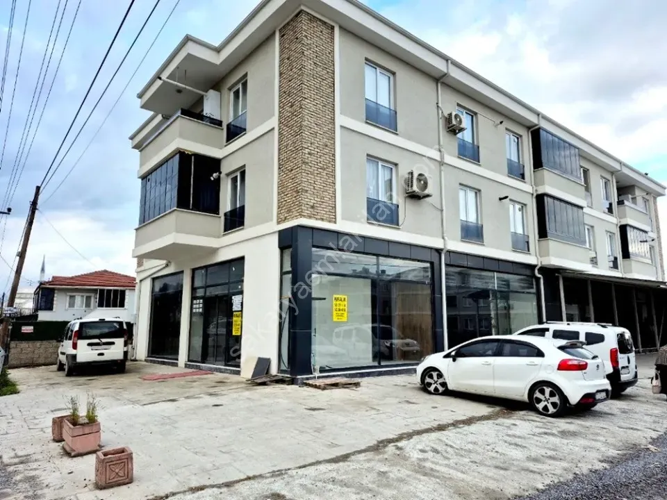 ADAPAZARI MERKEZDE KİRALIK 640 m² GENİŞ KULLANIMLI KÖŞE DÜKKAN