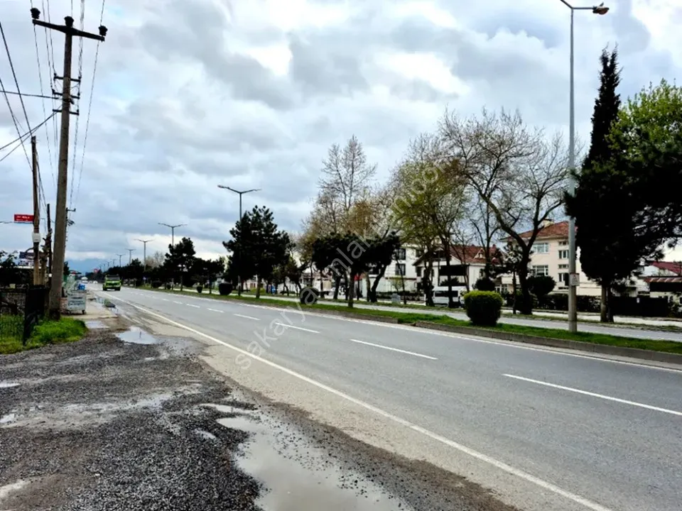 ADAPAZARI MERKEZDE KİRALIK 640 m² GENİŞ KULLANIMLI KÖŞE DÜKKAN