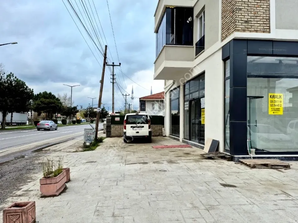 ADAPAZARI MERKEZDE KİRALIK 640 m² GENİŞ KULLANIMLI KÖŞE DÜKKAN