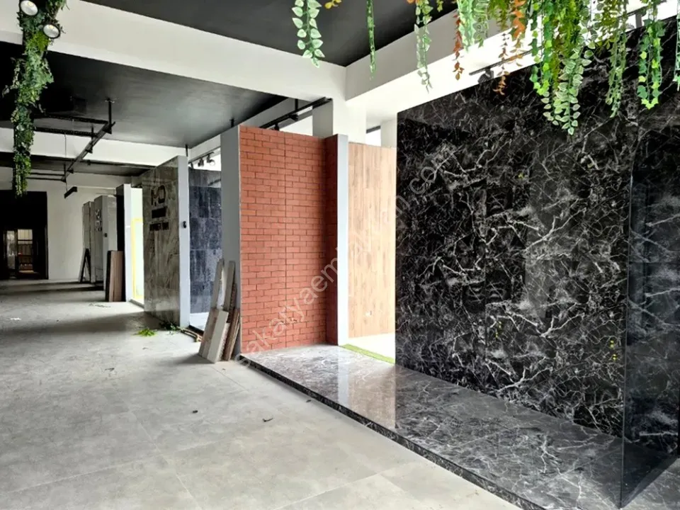 ADAPAZARI MERKEZDE KİRALIK 640 m² GENİŞ KULLANIMLI KÖŞE DÜKKAN