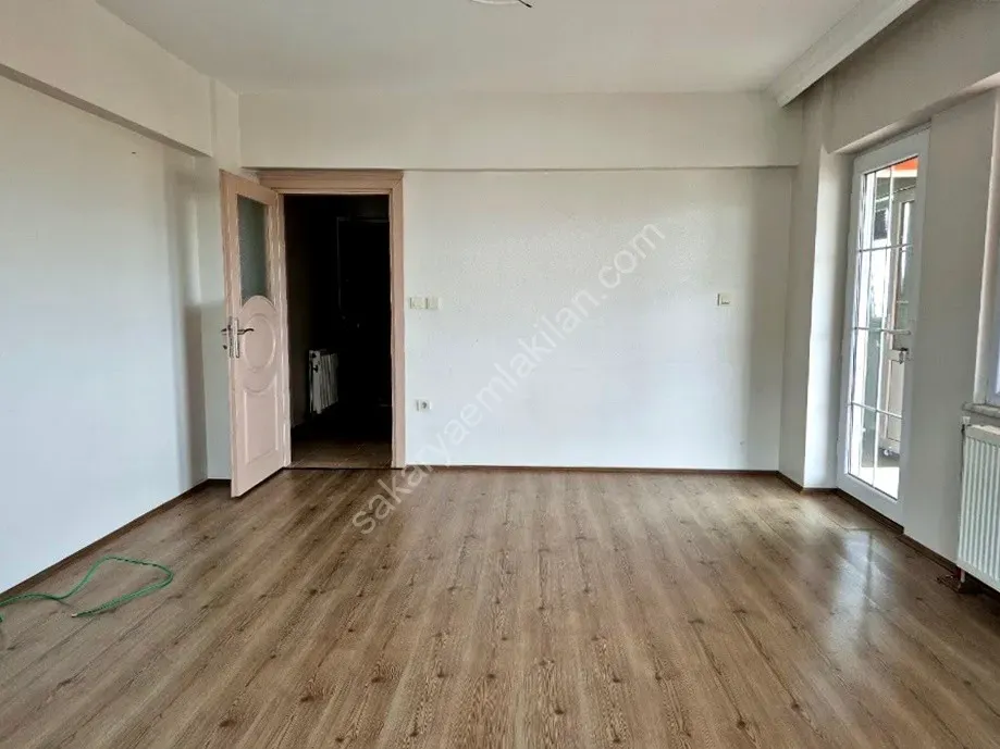 ADAPAZARI CAMİLİ MAHALLESİNDE KİRALIK 3+1 DAİRE