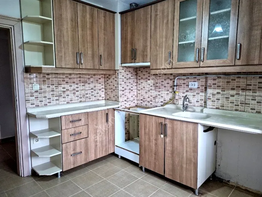 ADAPAZARI CAMİLİ MAHALLESİNDE KİRALIK 3+1 DAİRE