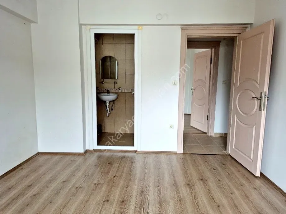 ADAPAZARI CAMİLİ MAHALLESİNDE KİRALIK 3+1 DAİRE