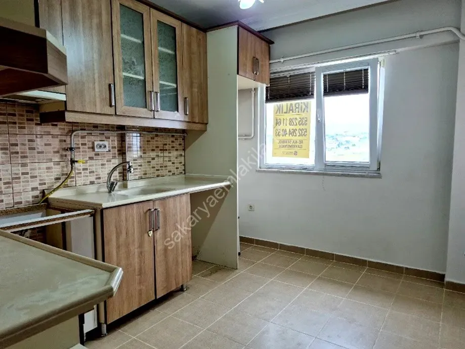 ADAPAZARI CAMİLİ MAHALLESİNDE KİRALIK 3+1 DAİRE