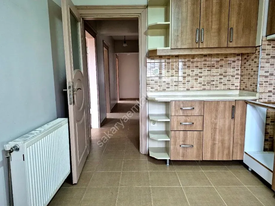 ADAPAZARI CAMİLİ MAHALLESİNDE KİRALIK 3+1 DAİRE