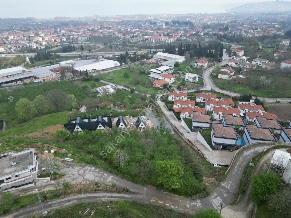SAPANCA GÜLDİBİ'NDE GÖL MANZARALI 1.270 m² İMARLI ARSA