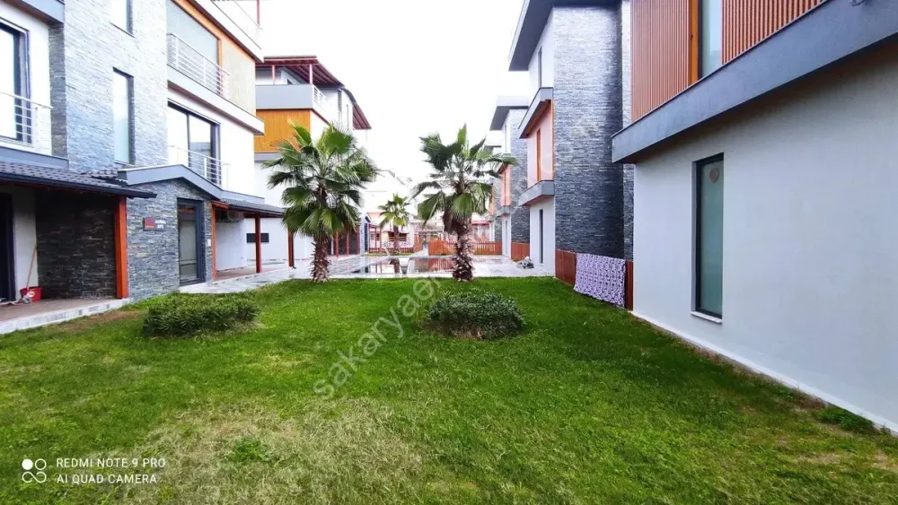 Seferihisar Ürkmez'de deniz tarafında tek müstakil havuzlu satılık 3+1 villa