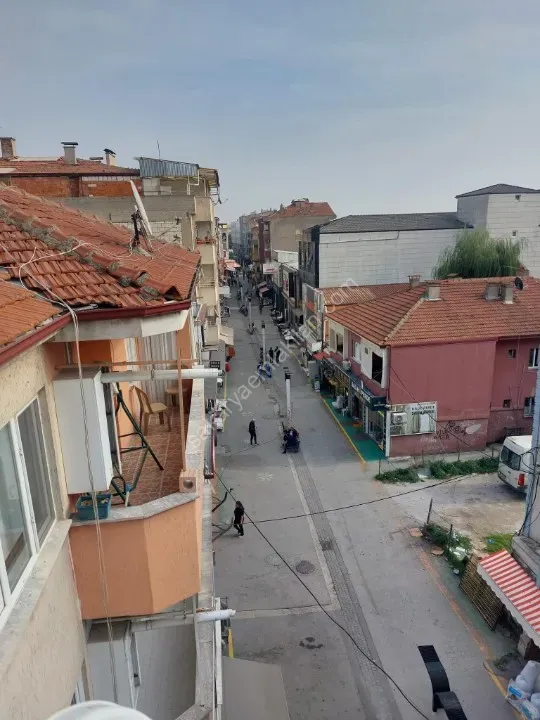 YILDIZ GAYRİMENKUL'DEN ÇARŞI MERKEZDE KİRACILI SATILIK DAİRE