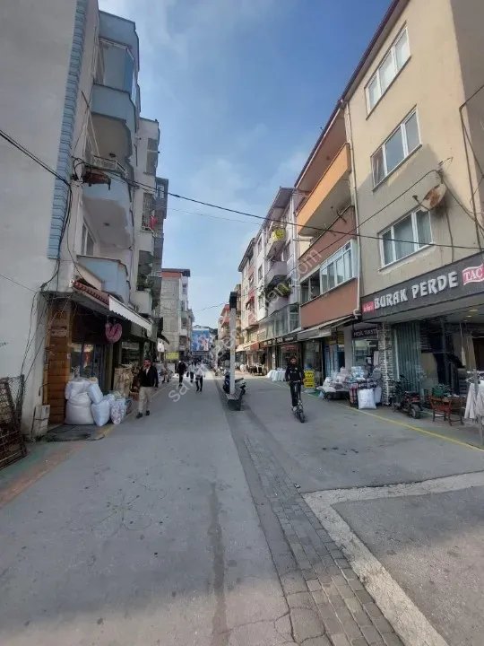 YILDIZ GAYRİMENKUL'DEN ÇARŞI MERKEZDE KİRACILI SATILIK DAİRE