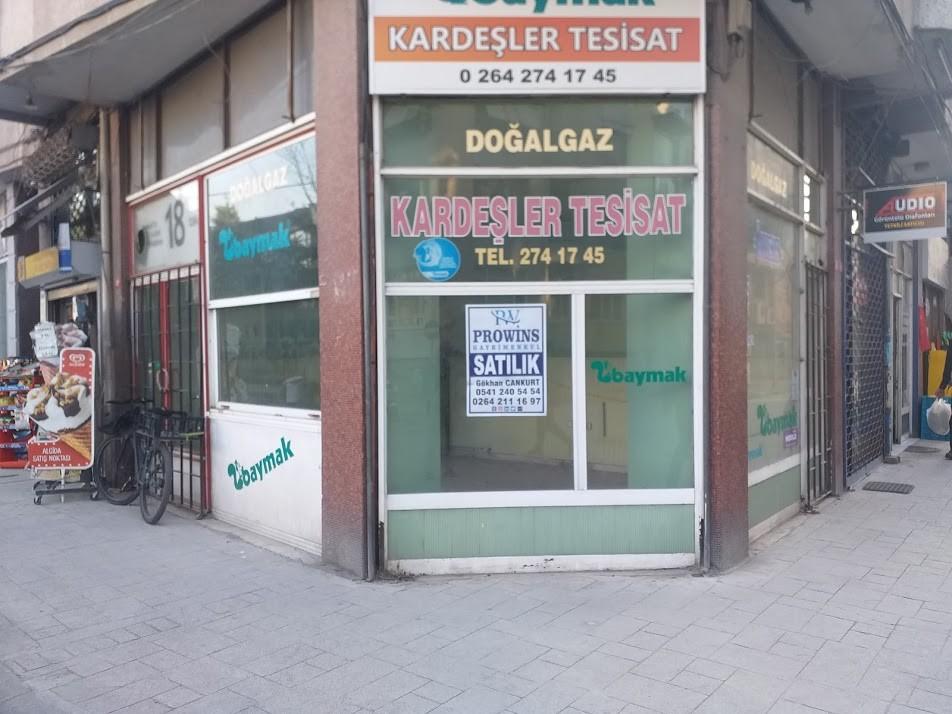 Adapazarının Merkezi Atatürk Bulvarına Komşu 25 m2  Köşe Başı Dükkan